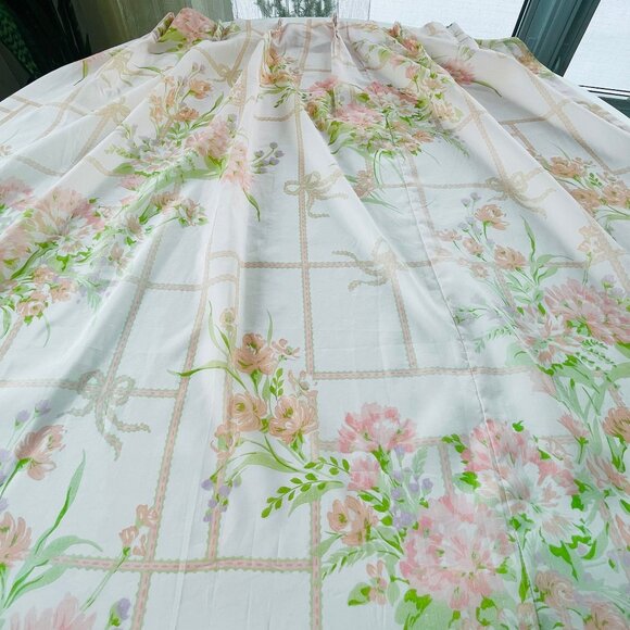 Vintage 80s pleated curtain, pastel pink green floral bouquet, single panel - Picture 3 of 10
